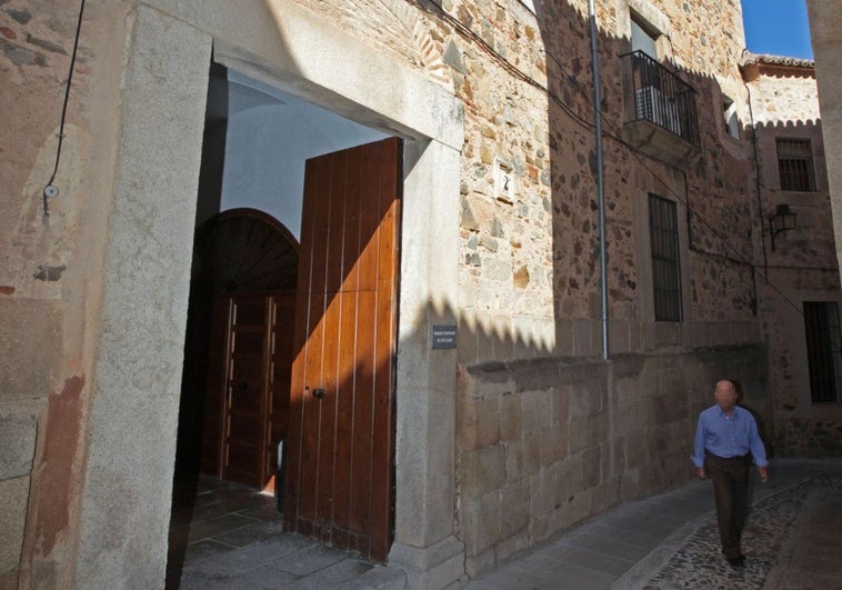 Piden tres años de cárcel para un cuidador de la Cruz Blanca de Cáceres por maltrato y vejaciones